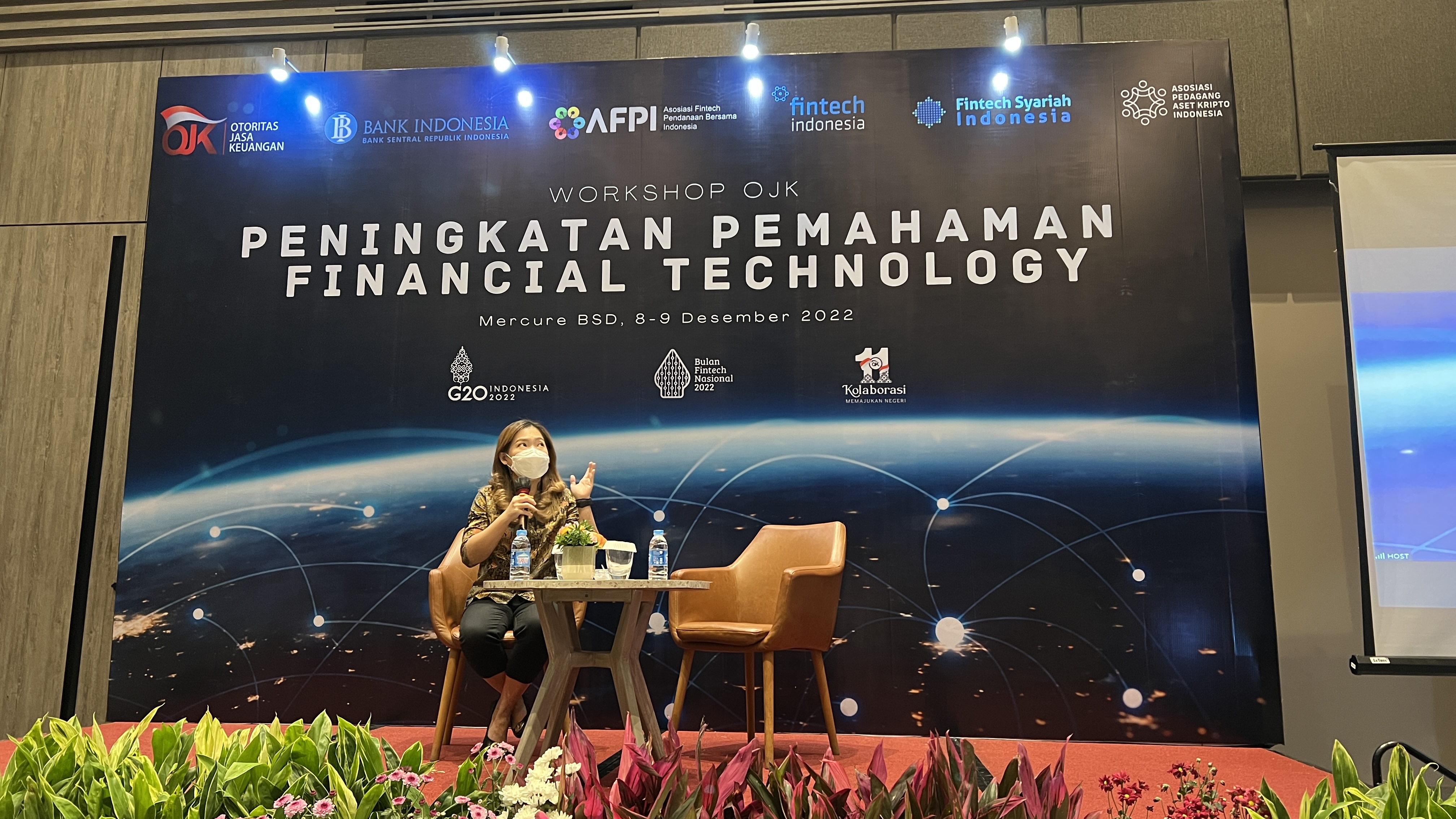 Yolanda Sunaryo, CEO Rupiah Cepat menyampaikan Pemaparan mengenai Perkembangan Fintech P2PLending di Indonesia